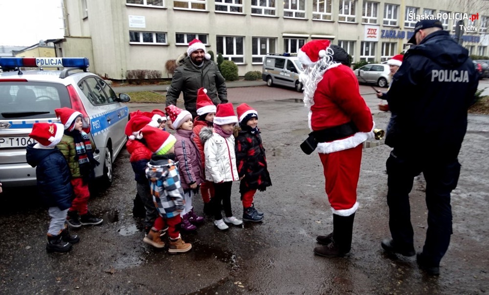 Dzielnicowi w patrolu z Mikołajem