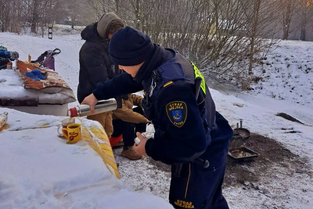 Strażnicy miejscy i tyszanie pomagają bezdomnym
