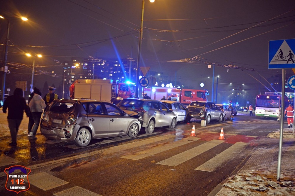 Stłuczka sześciu pojazdów - Policja apeluje o ostrożną jazdę!