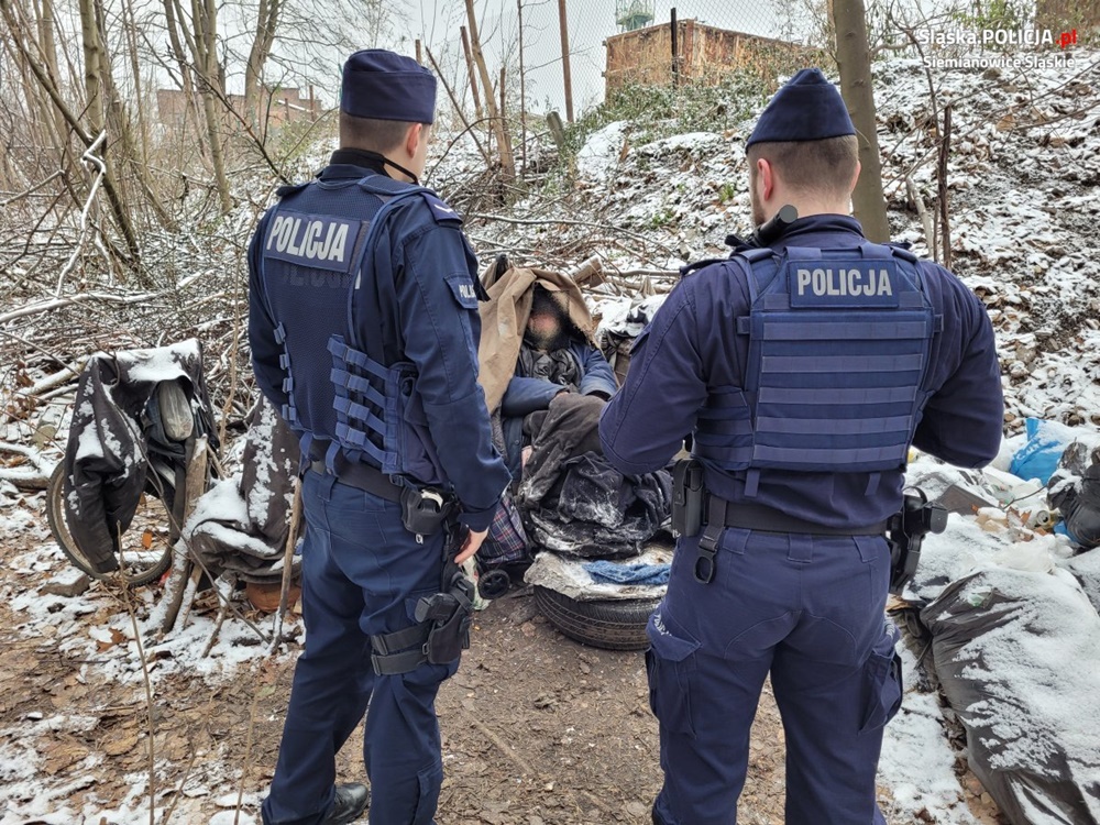 Policjanci kontrolują miejsca przebywania bezdomnych i zachęcają do skorzystania z pomocy