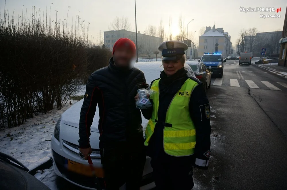 Policja przypomina o obowiązku odśnieżania samochodów