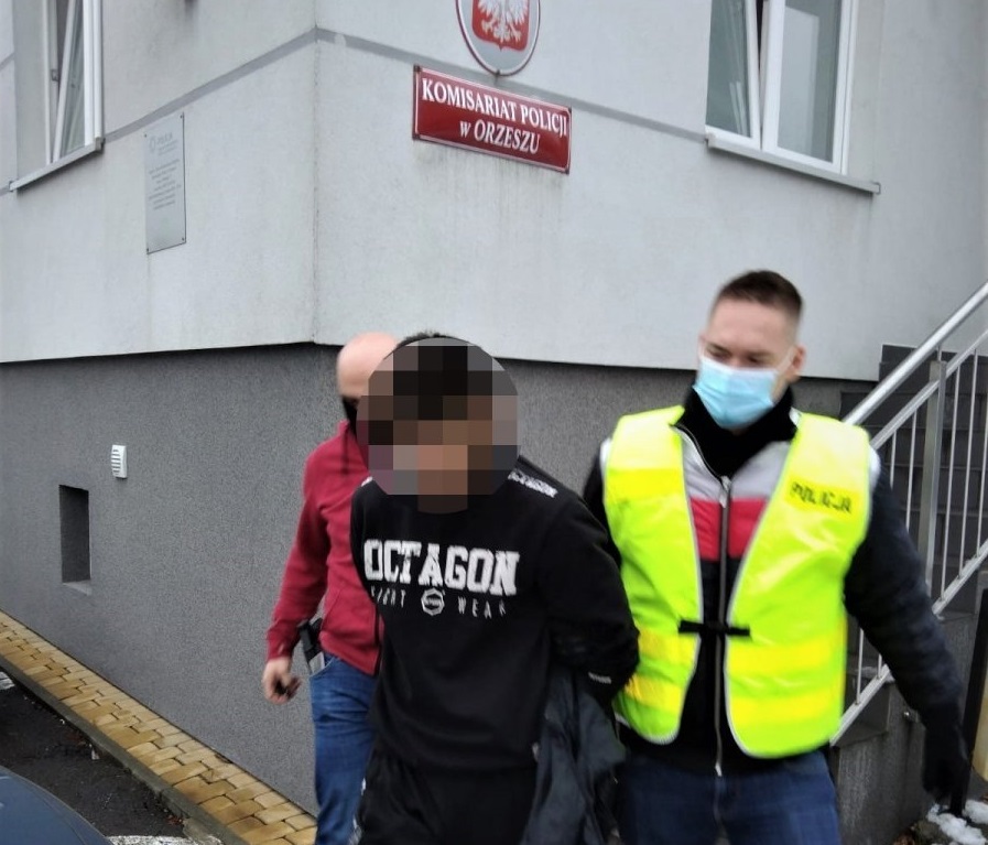 Zatrzymano 23-letniego włamywacza. W jego domu znaleziono znaczną ilość narkotyków