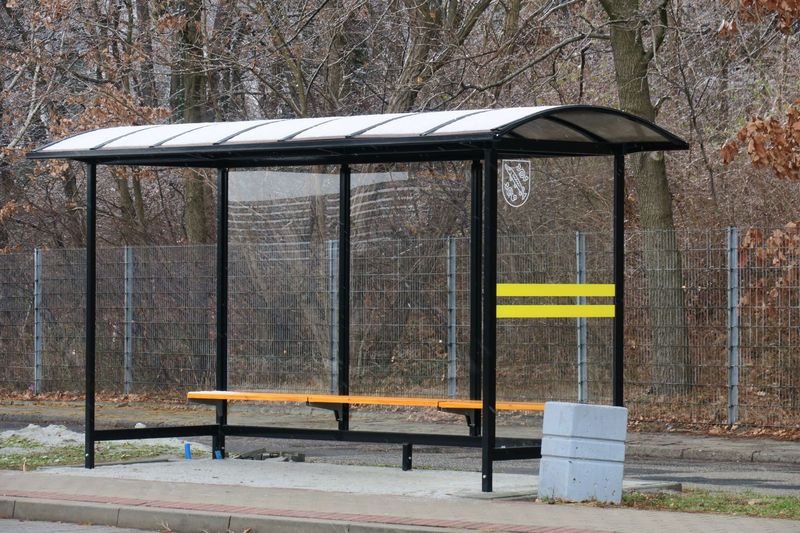 Nowe wiaty przystankowe