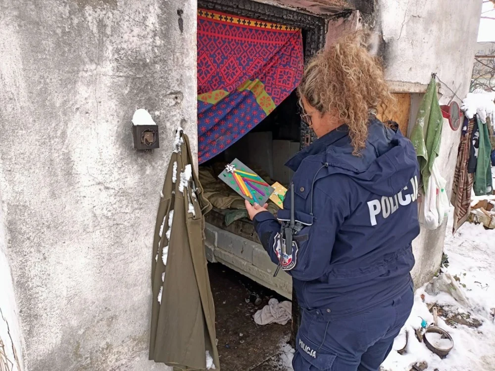 Świąteczne prezenty oraz kartki od dzieci dla bezdomnych