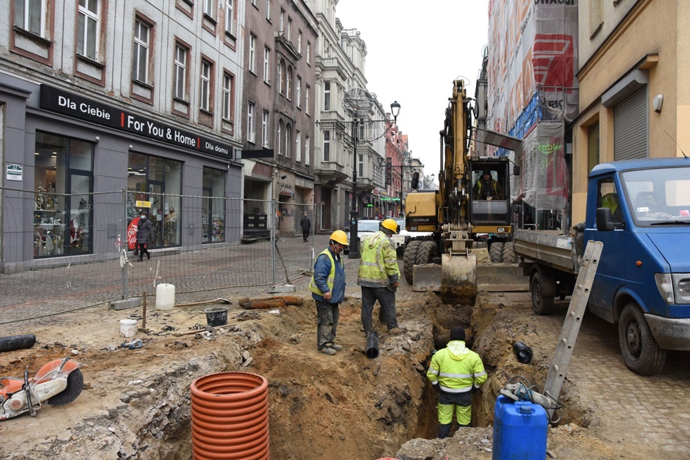 Trwa przebudowa ul. Dworcowej: rozpoczęła się wymiana sieci kanalizacyjnej i wodociągowej