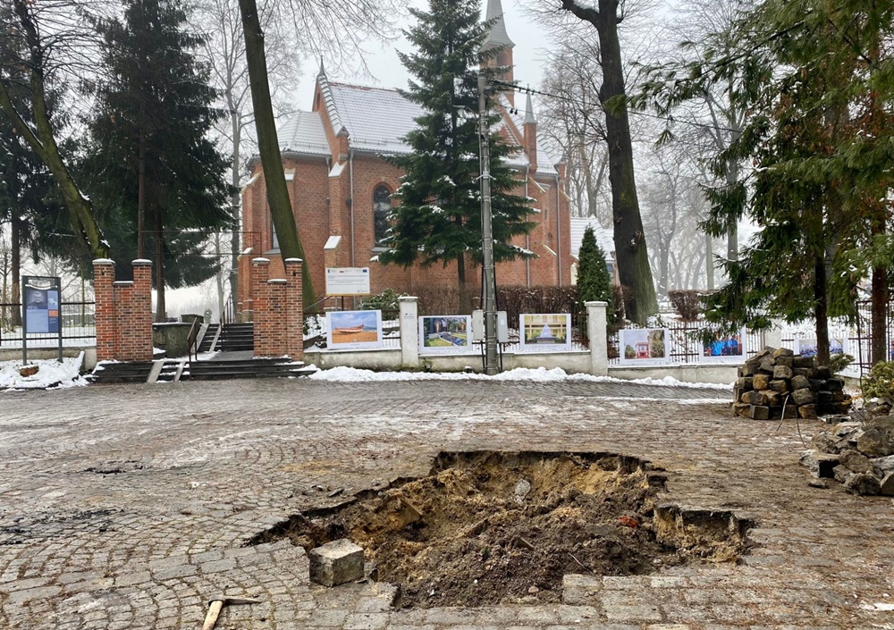 Trwa usuwanie zapadliska na parkingu przy ul. Małgorzatki