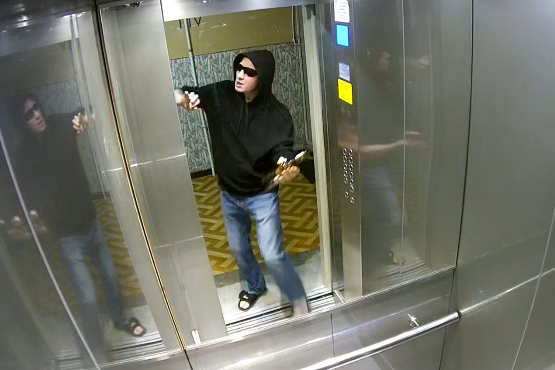 Wandal zniszczył kamerę osiedlowego monitoringu. Rozpoznajesz go?