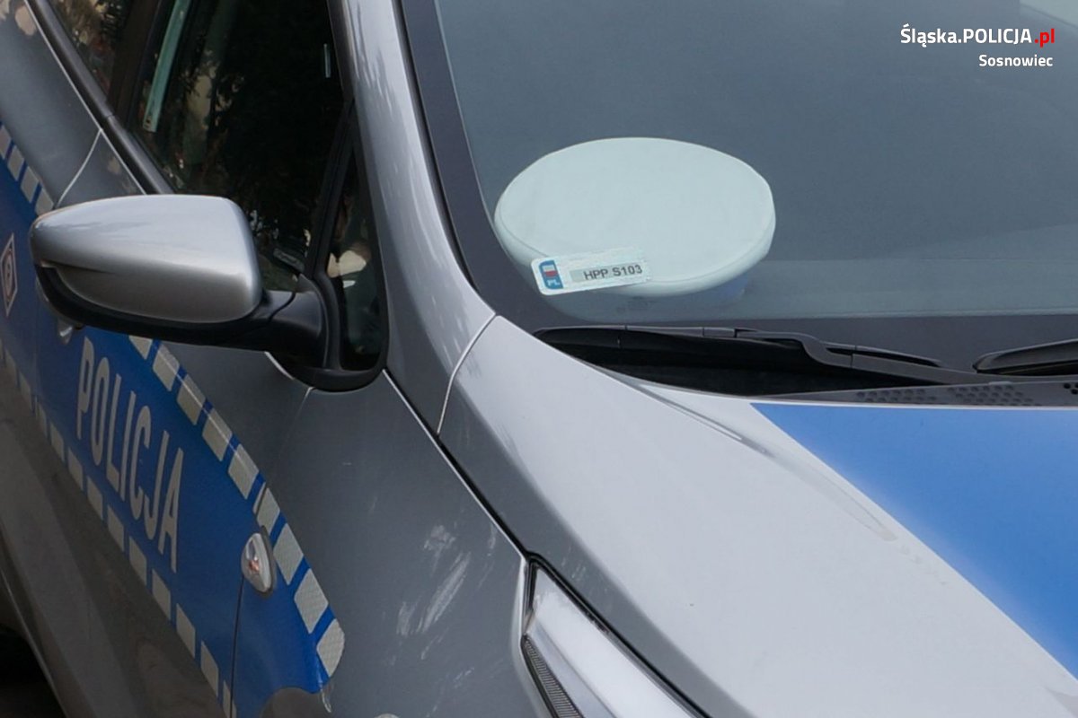 Kierował z sądowym zakazem prowadzenia pojazdów. Policjantom zaoferował łapówkę