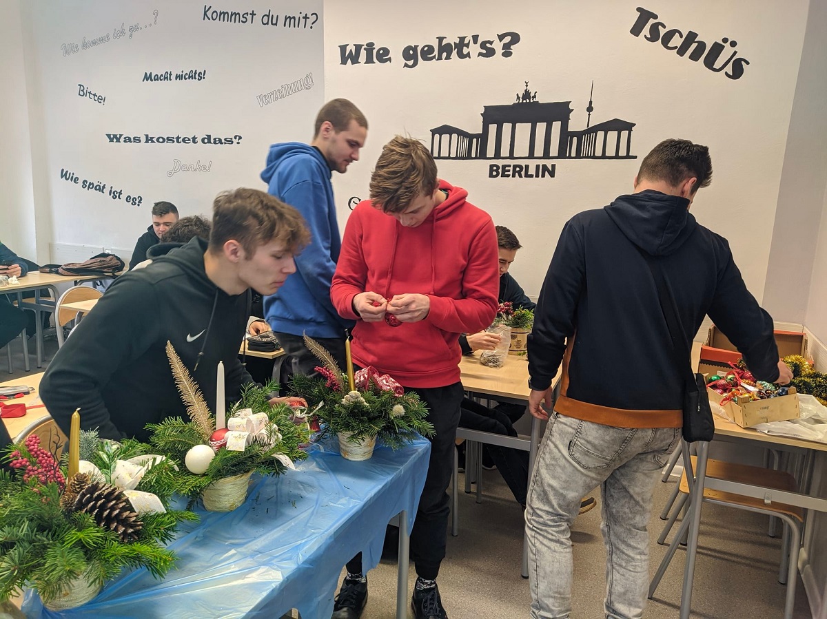 Uczniowie przygotowali ozdoby świąteczne dla seniorów z sosnowieckiego DPSu