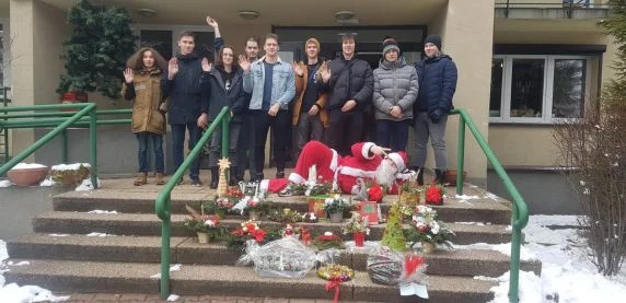Uczniowie przygotowali ozdoby świąteczne dla seniorów z sosnowieckiego DPSu