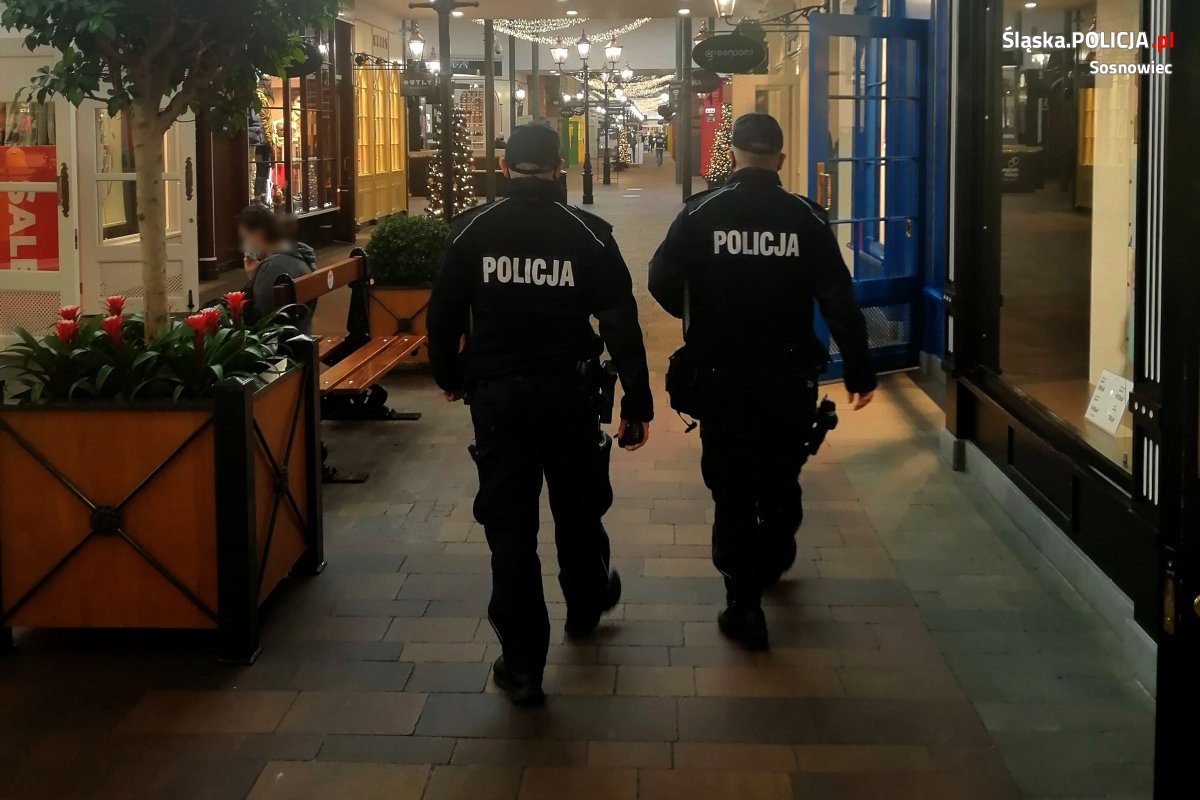 Funkcjonariusze policji i straży miejskiej czuwają nad przestrzeganiem reżimu sanitarnego