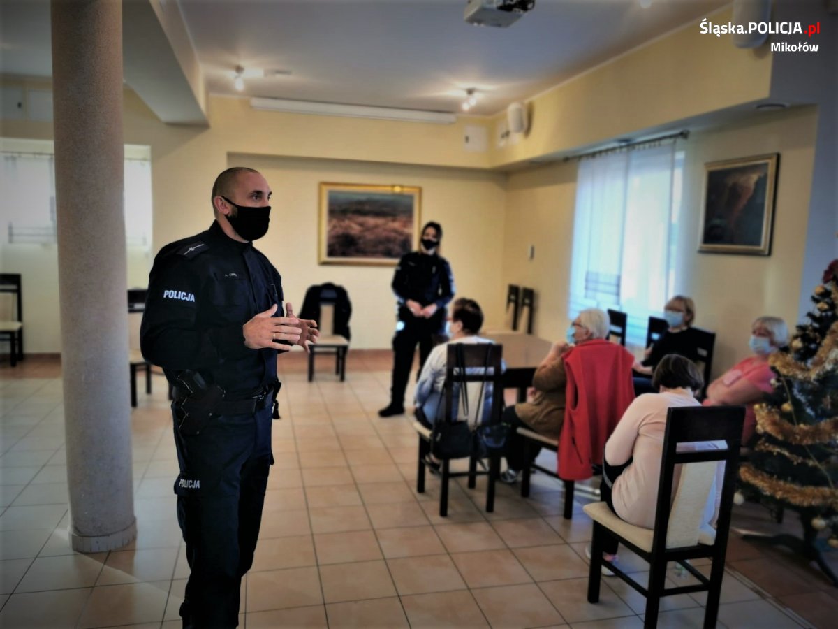 Seniorki z dzielnicy Borowa Wieś spotkały się z policyjnymi profilaktykami
