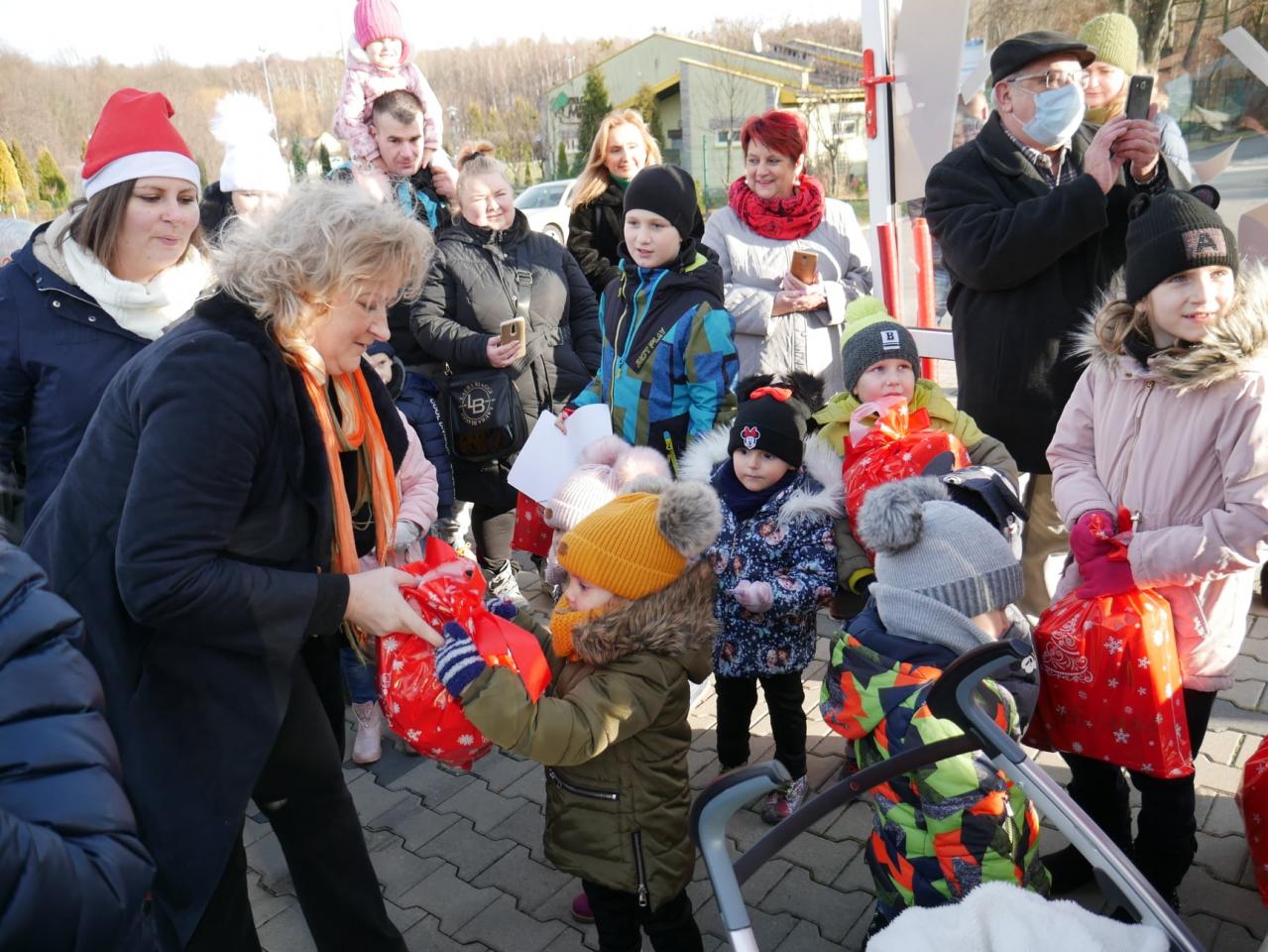 Mikołaj odwiedził blisko 1000 dzieci z rodzin zastępczych 2