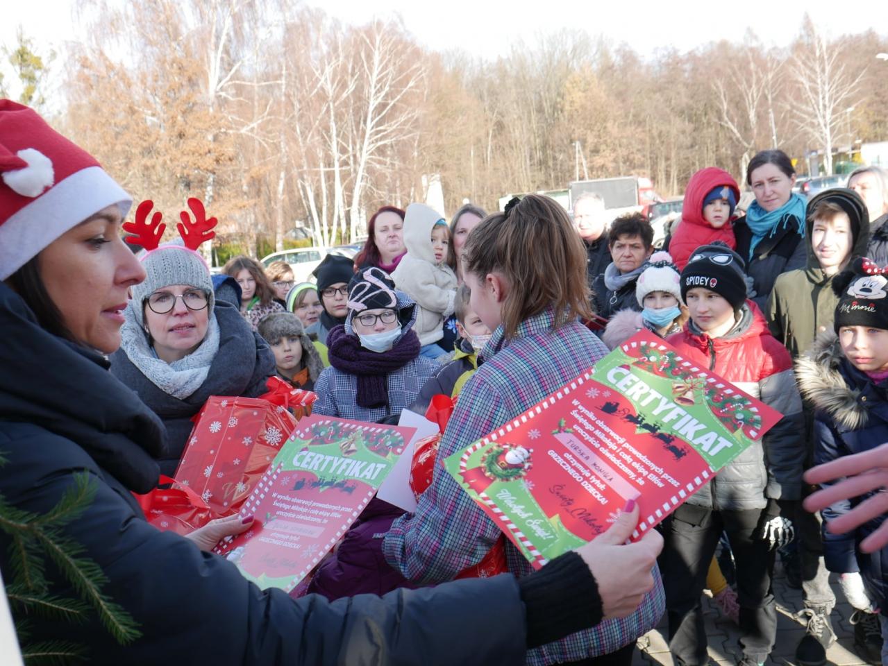 Mikołaj odwiedził blisko 1000 dzieci z rodzin zastępczych 4