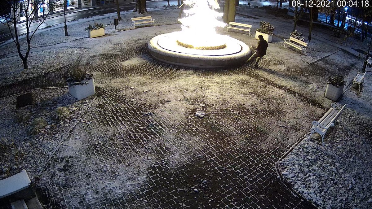 Wandal zniszczył bożonarodzeniową choinkę w centrum Mikołowa!