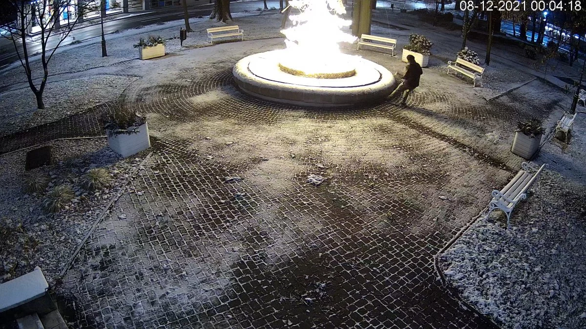 Wandal zniszczył bożonarodzeniową choinkę w centrum Mikołowa!