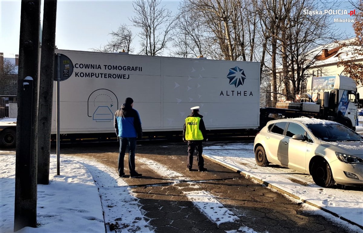 Mikołowska drogówka zabezpieczała transport pracowni tomografii komputerowej
