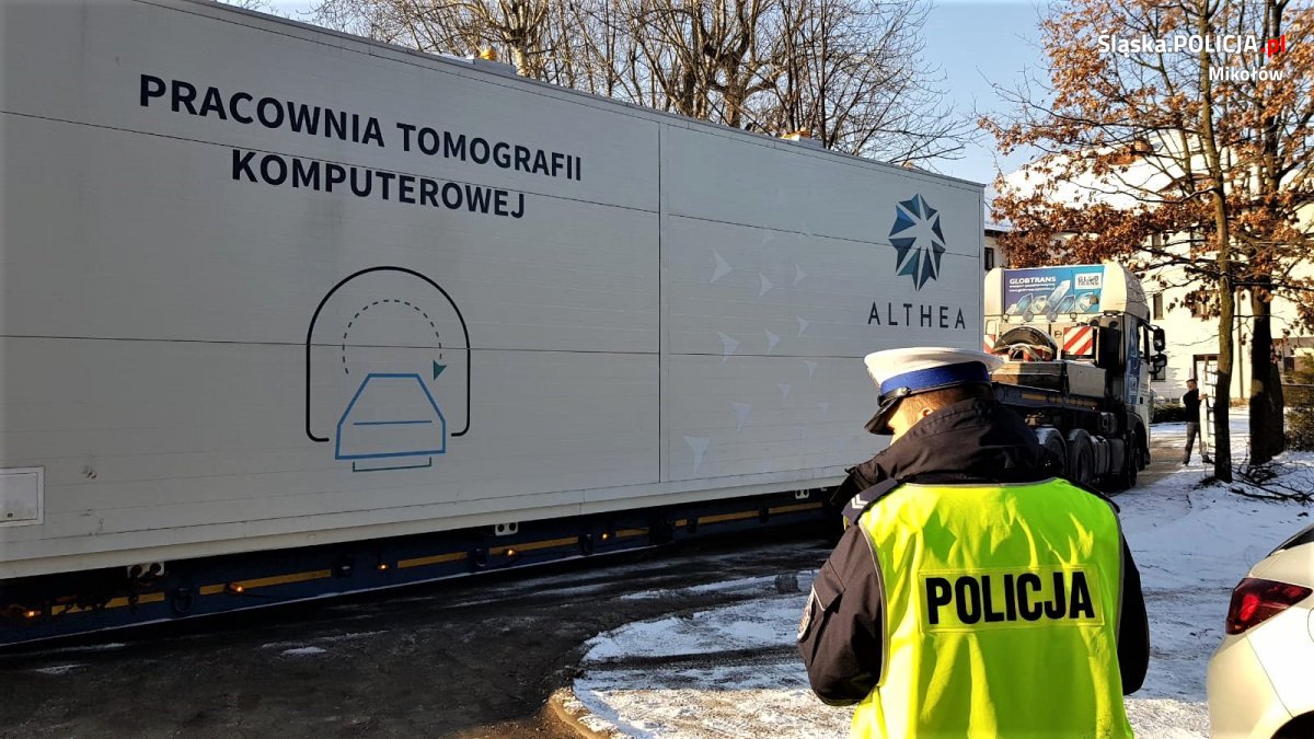 Mikołowska drogówka zabezpieczała transport pracowni tomografii komputerowej