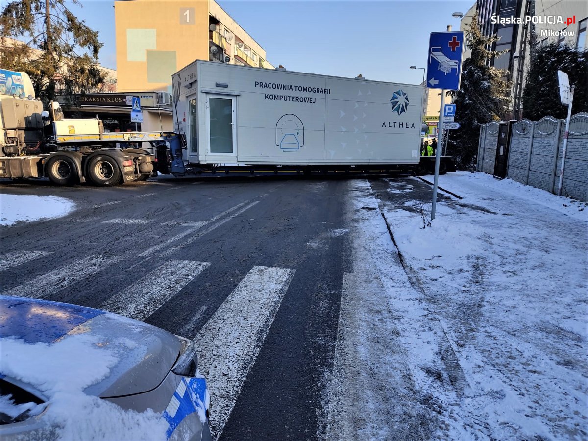 Mikołowska drogówka zabezpieczała transport pracowni tomografii komputerowej