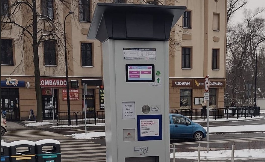 Automat solarny ZTM stanął w Mikołowie. To pierwsze takie urządzenie w Polsce