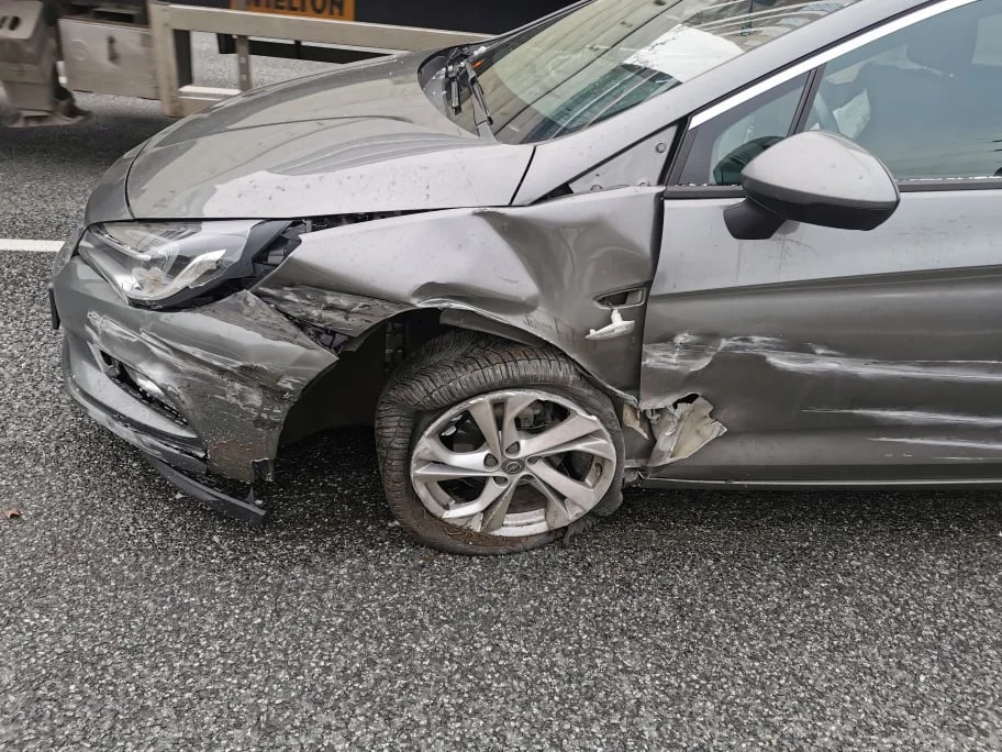 [Foto] Groźna kolizja na DTŚ. Samochód osobowy zderzył się z ciężarówką