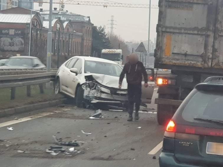 Kolizja w ciągu ul. Chorzowskiej. Osobówka zderzyła się z samochodem ciężarowym