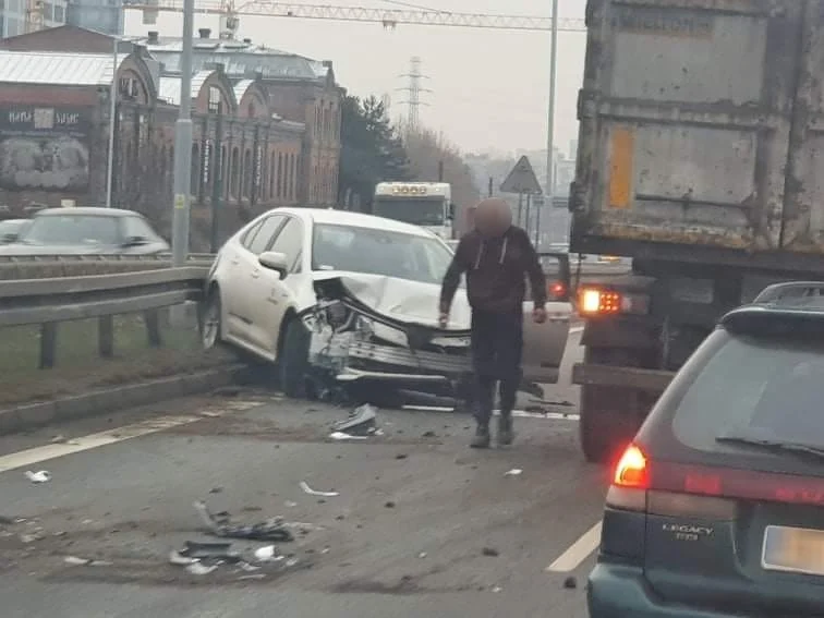 Kolizja w ciągu ul. Chorzowskiej. Osobówka zderzyła się z samochodem ciężarowym