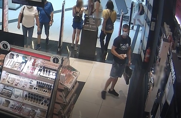 Podejrzany o kradzież perfum. Rozpoznajesz go?
