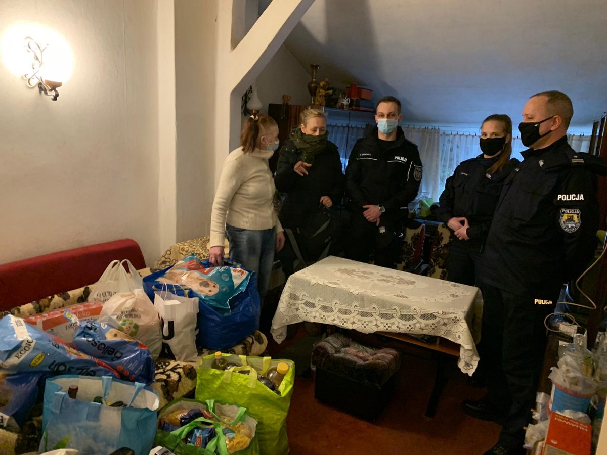 Życzenia i prezenty od katowickich policjantów dla "Babci Janki"