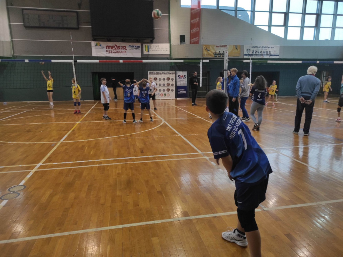 UKS Dwójka Świętochłowice w towarzyskim turnieju siatkówki w Siemianowicach