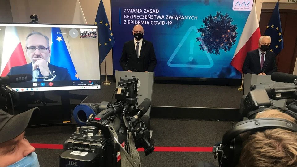 Nowe obostrzenia na święta. Wraca nauka zdalna, zamknięte zostaną kluby