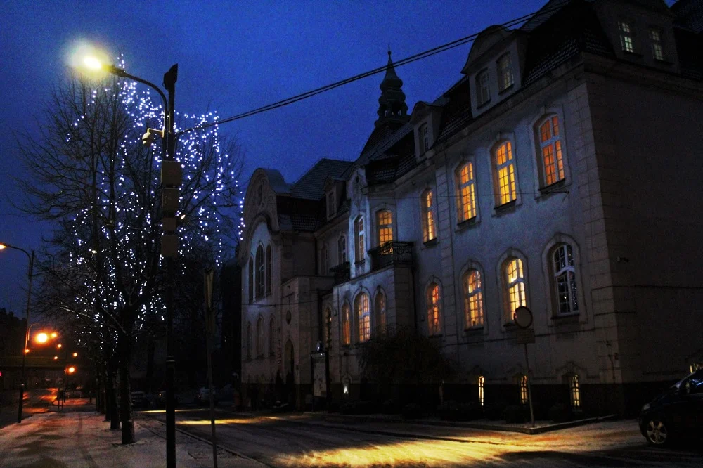 Świąteczne dekoracje ozdabiają ulice Świętochłowic