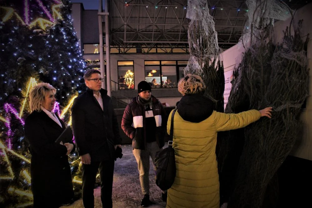 Podopieczni OPS otrzymali choinki. Rozdała je senator Dorota Tobiszowska