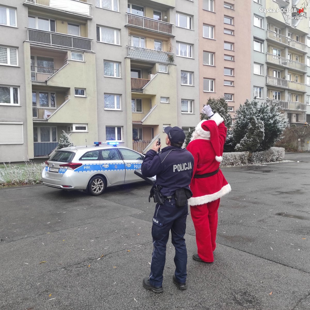 Dzielnicowi z Mikołajem odwiedzili dzieci na kwarantannie