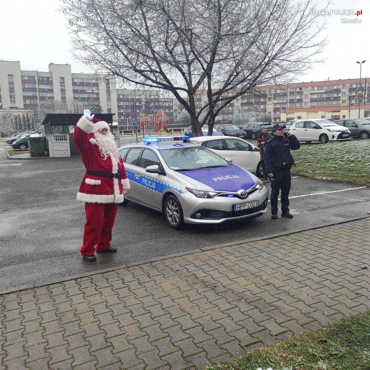 Dzielnicowi z Mikołajem odwiedzili dzieci na kwarantannie