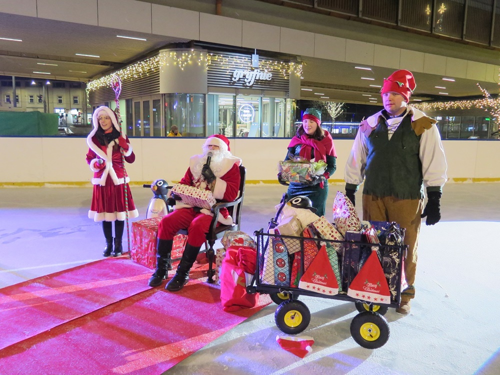 Święty Mikołaj odwiedził wczoraj lodowisko na chorzowskim rynku!