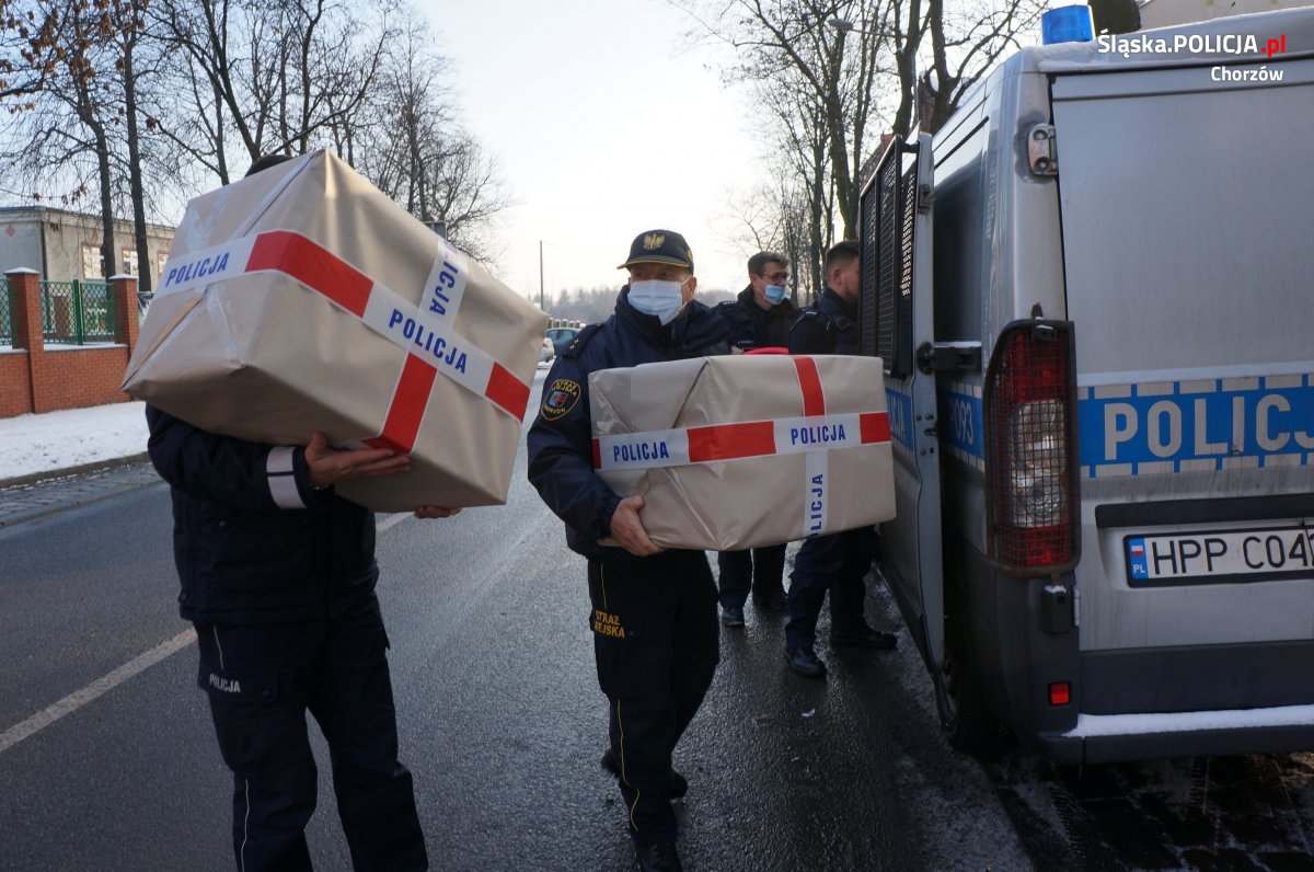 Świąteczna paczka od policjantów dla dzieci