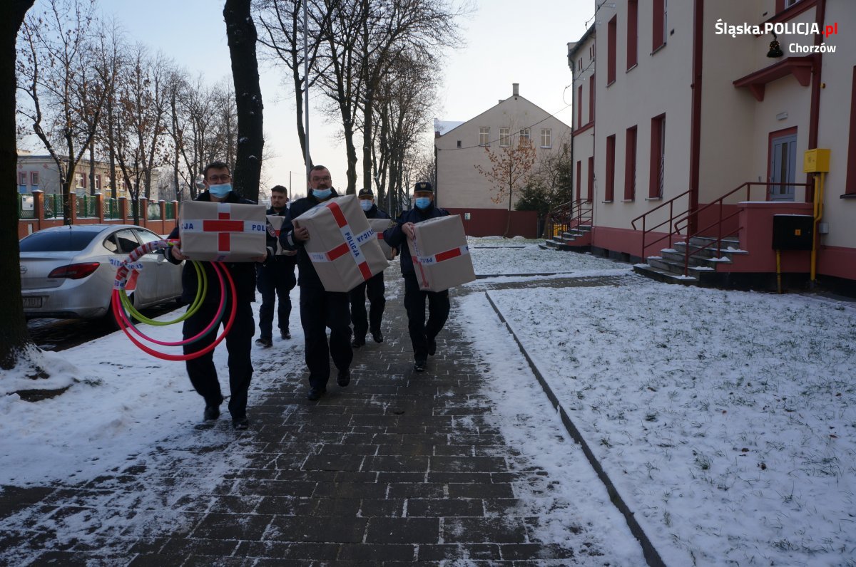 Świąteczna paczka od policjantów dla dzieci
