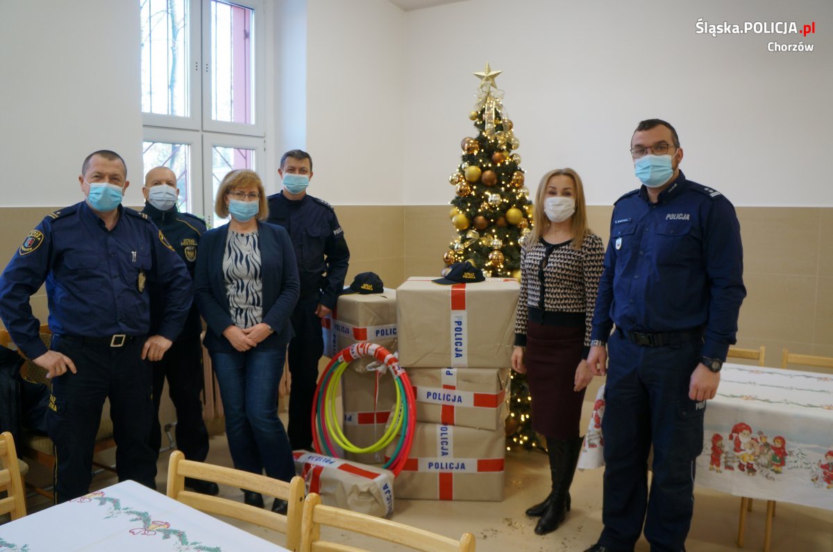 Świąteczna paczka od policjantów dla dzieci