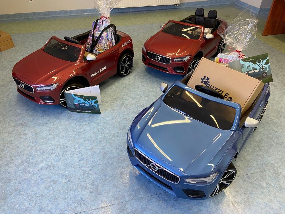 Mali pacjenci na zabieg pojadą Volvo! Zdalnie sterowane samochody trafiły do ZSM