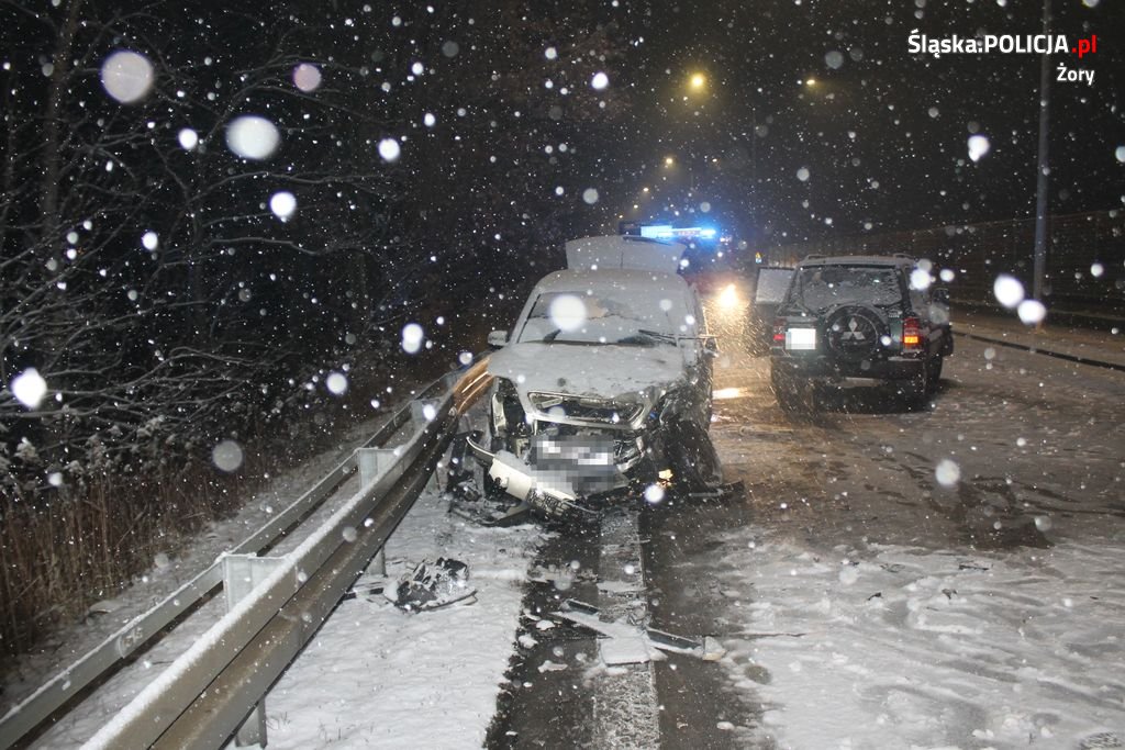 Wypadek na DK81. 18-latek stracił panowanie nad pojazdem i uderzył czołowo w inny pojazd