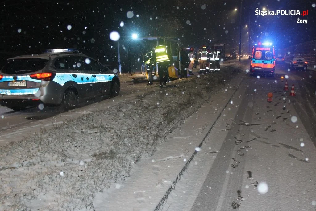 Wypadek na DK81. 18-latek stracił panowanie nad pojazdem i uderzył czołowo w inny pojazd