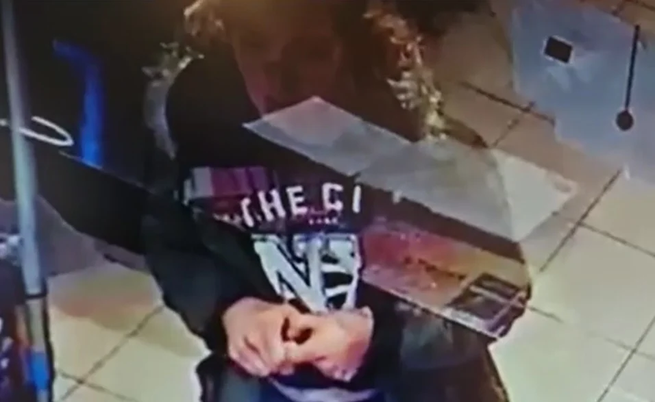 Policja poszukuje kobiety podejrzanej o kradzież stojaka z zapalniczkami [Film]