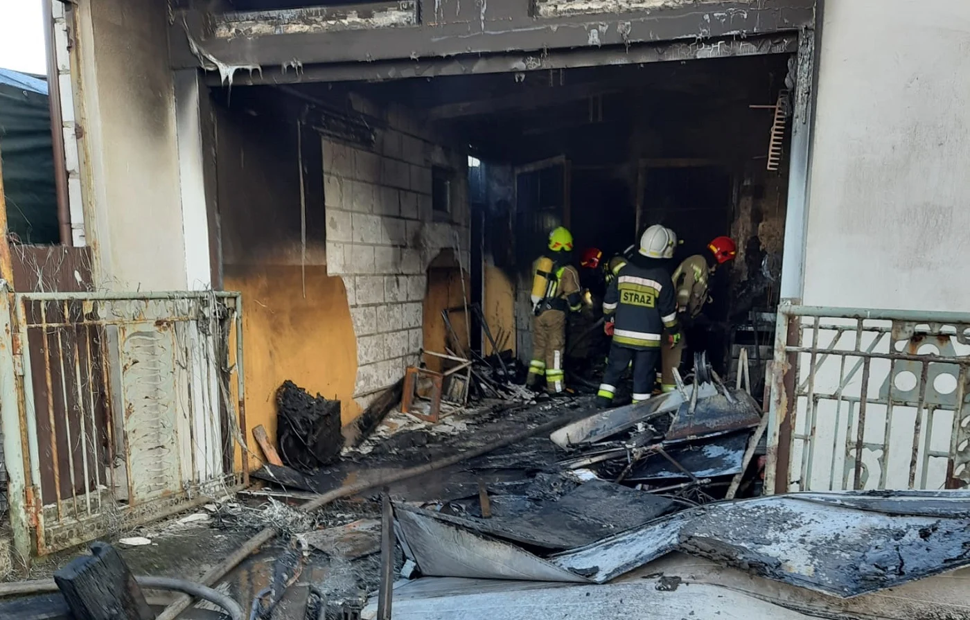 Pożar garażu przy ul. Wiarusów. W środku butla z łatwopalnym gazem!