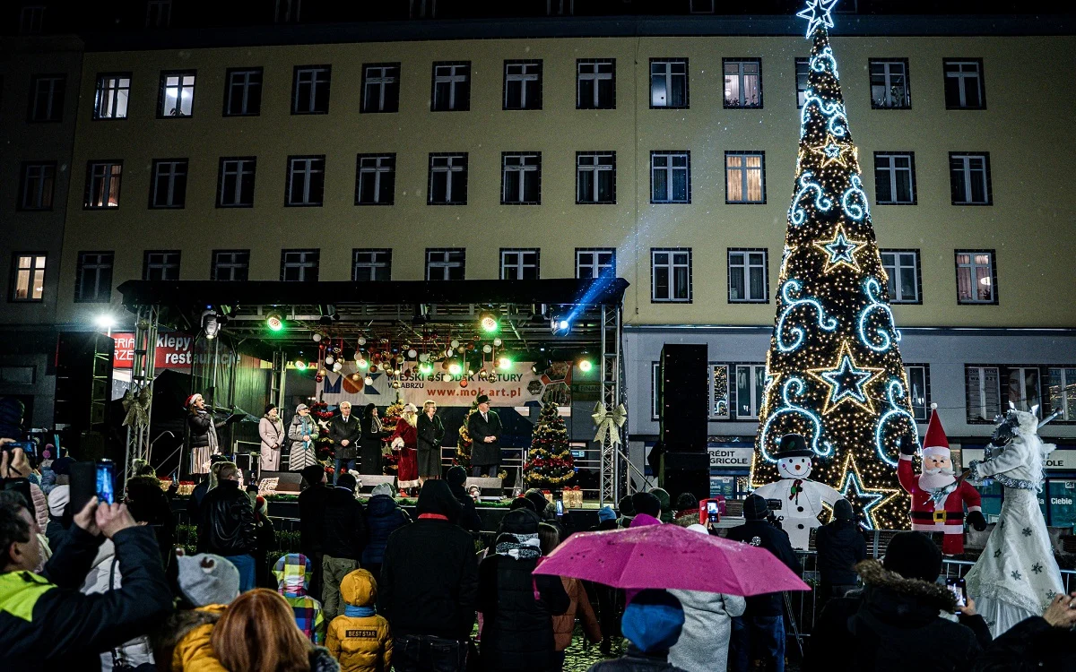 [Foto] Mikołajki w Zabrzu. Na Placu Wolności rozbłysła choinka