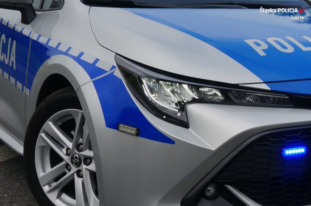 Z jadącej ciężarówki spadł lód i uszkodził inny samochód. Policja szuka świadków