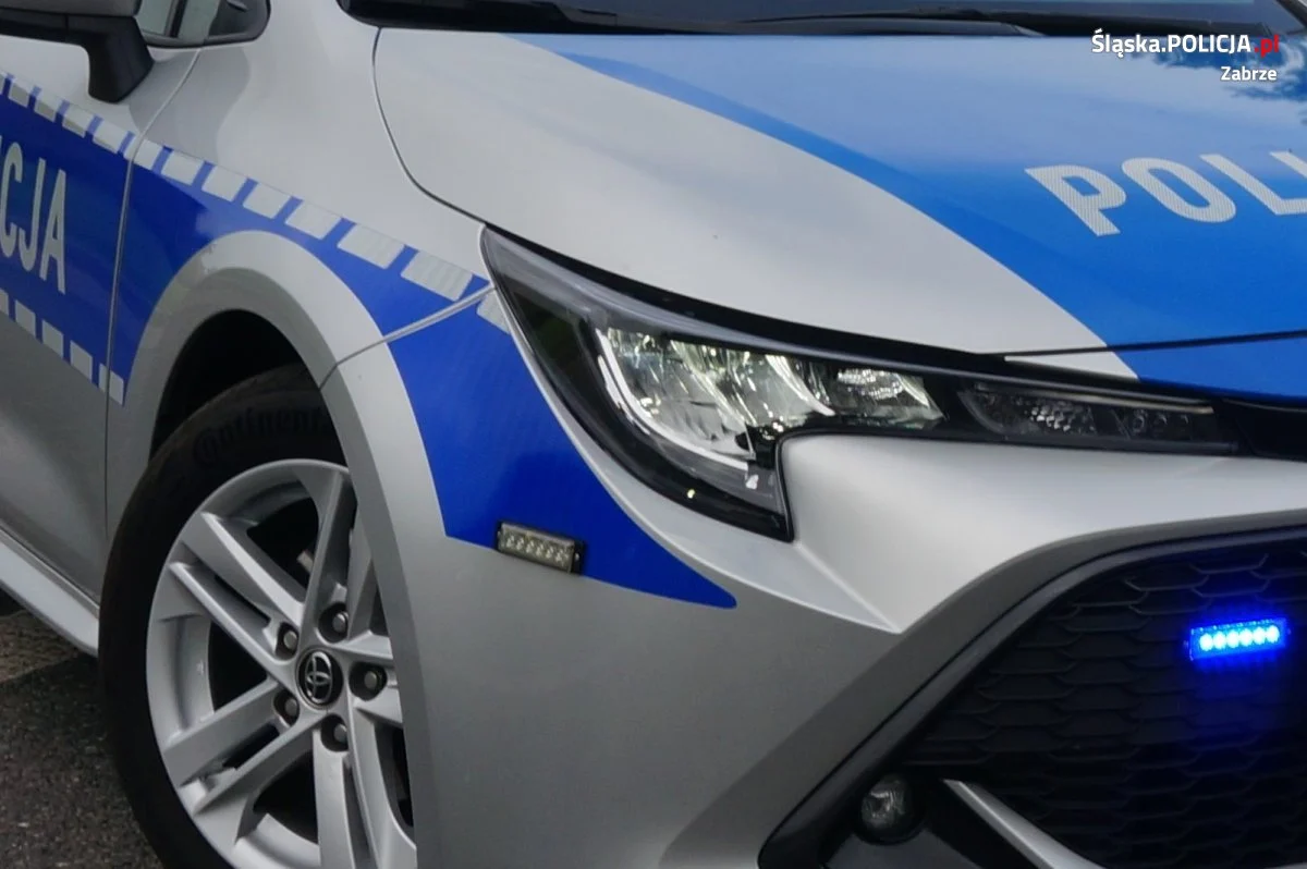 Z jadącej ciężarówki spadł lód i uszkodził inny samochód. Policja szuka świadków