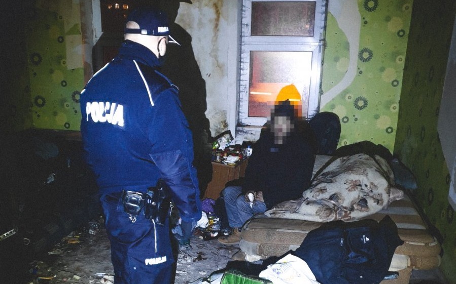 Kolejna interwencja dzielnicowych w pustostanie. Zmarznięty 49-latek nie mógł się poruszać