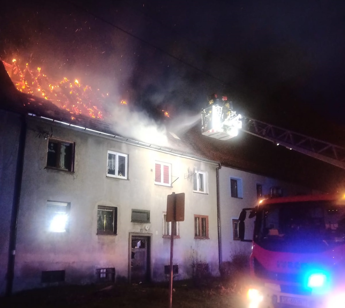 [Film] Nocny pożar w Zabrzu! Płonął dach budynku wielorodzinnego przy ul. Żeromskiego