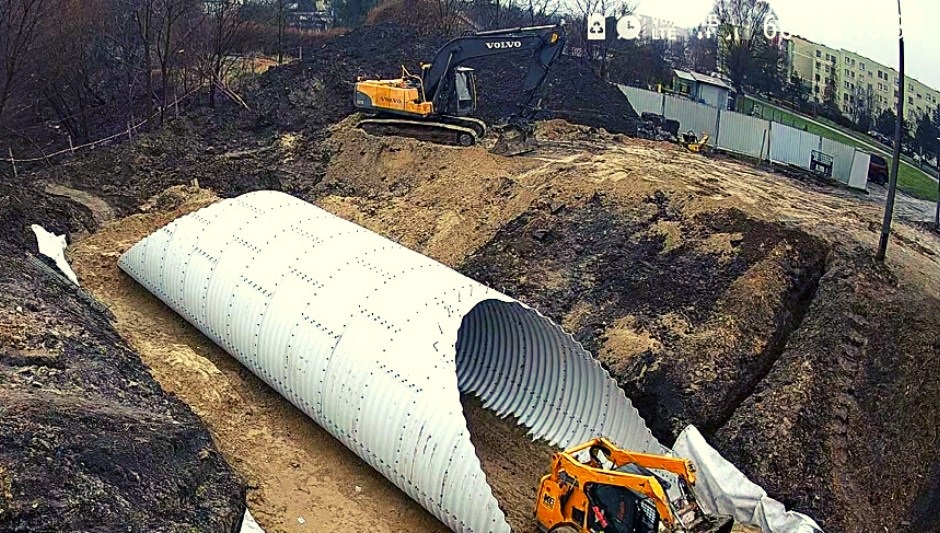 Trwa wymiana starej kładki kolejowej na chodnik. Prace potrwają do marca